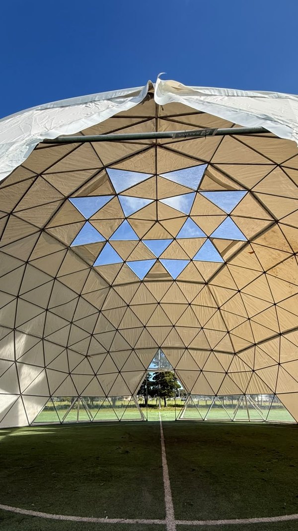 El domo de día visto desde adentro, con la estrella de paneles transparentes en el techo