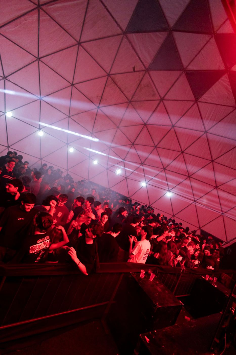 La pista llena bajo la cúpula iluminada en rojo