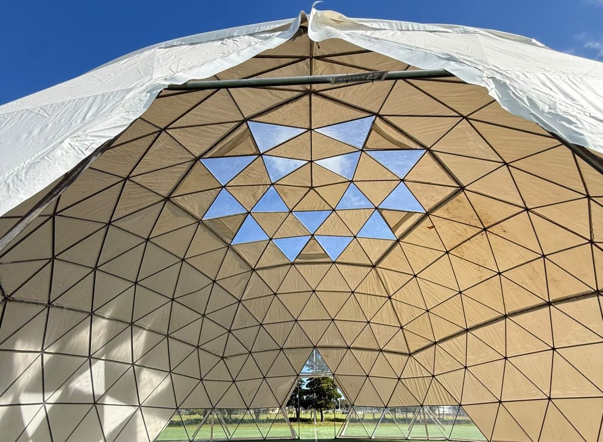 La estrella de paneles transparentes en el techo del domo